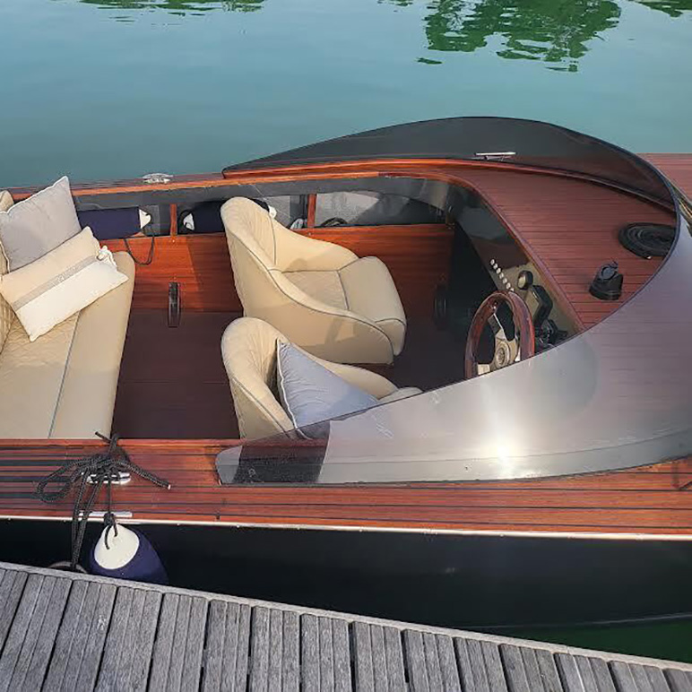 Vintage boat tours of the Venetian lagoon.